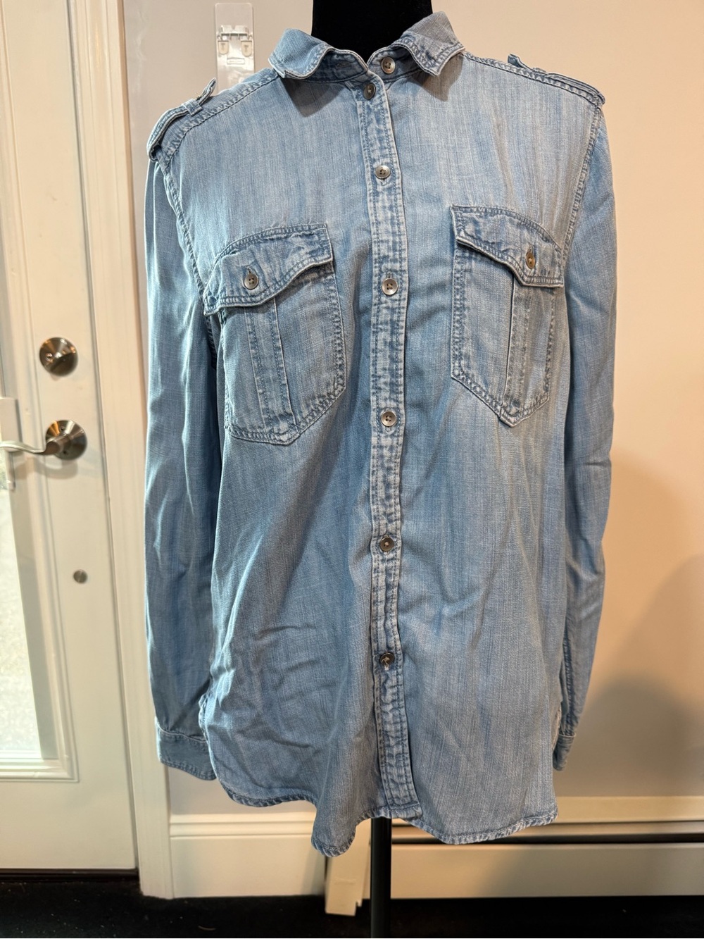 American Eagle Outfitters Boyfriend Fit Lyocell Chambray Shirt (Size M)
